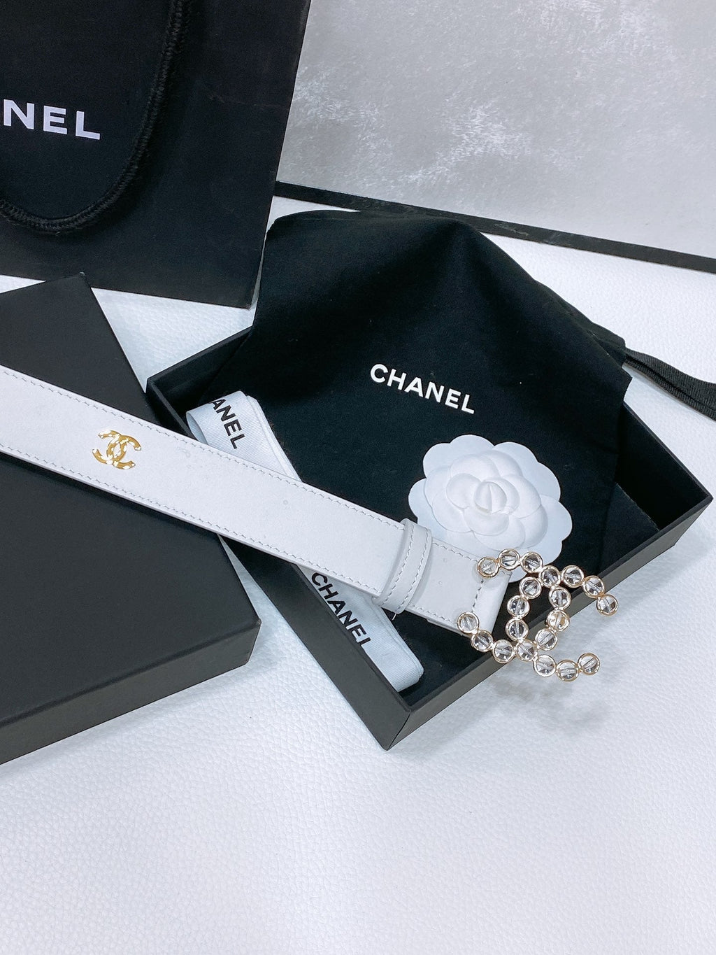 CC BELT 30 MM IN WHITE CALFSKIN PEARL LOGO WITH GOLD HARDWARE